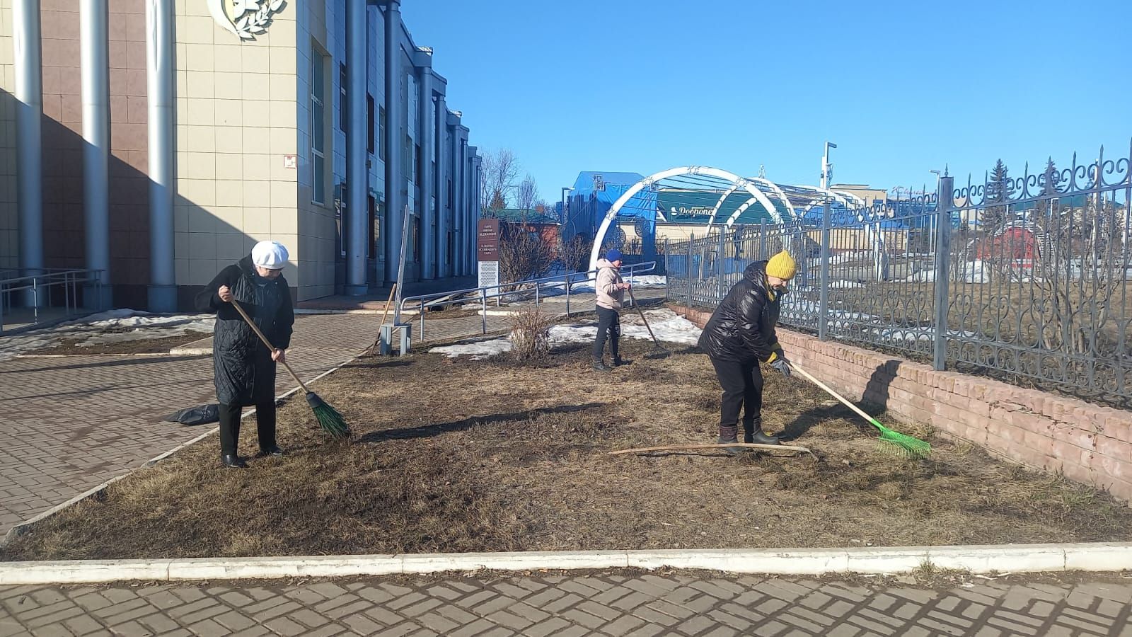 В Мензелинске проходит общегородской субботник