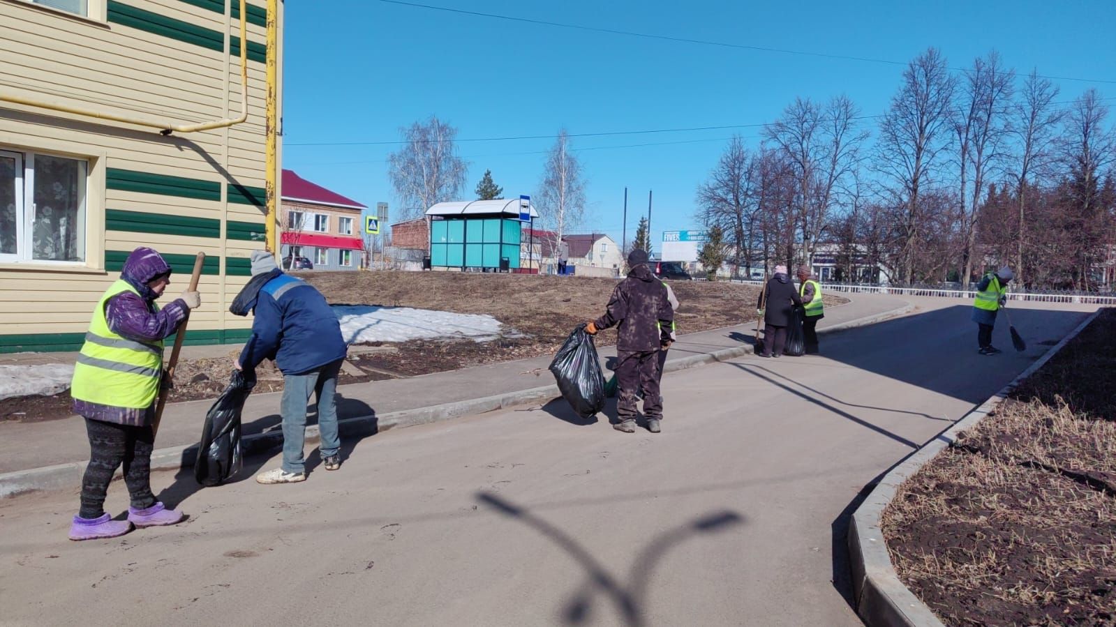 В Мензелинске проходит общегородской субботник