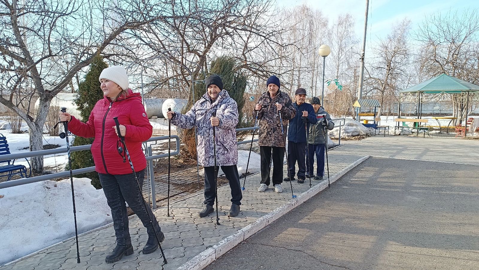 Активные часы в Мензелинском доме милосердия: Здоровье в каждом шаге!