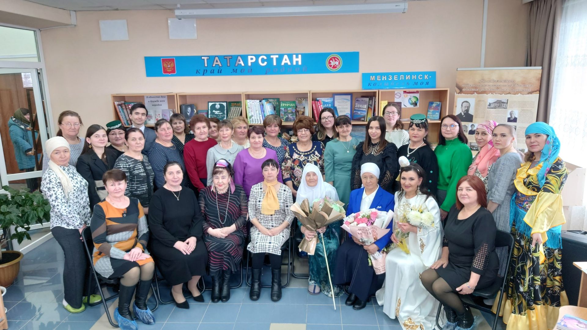 Минзәлә үзәк китапханәсендә Яр Чаллыда яшәп иҗат итүче шагыйрә Әлфия Ситдыйкова белән очрашу кичәсе булды