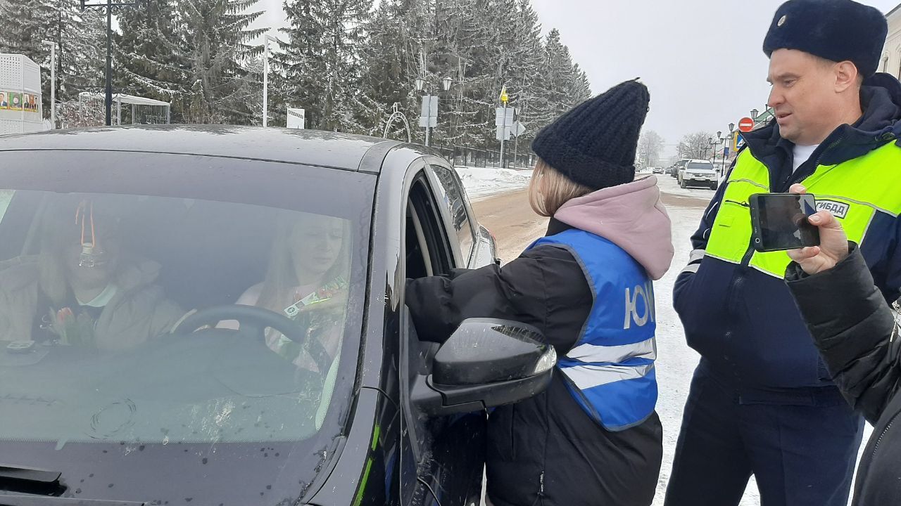 В Мензелинске сотрудники ГИБДД поздравили женщин-водителей с 8 Марта