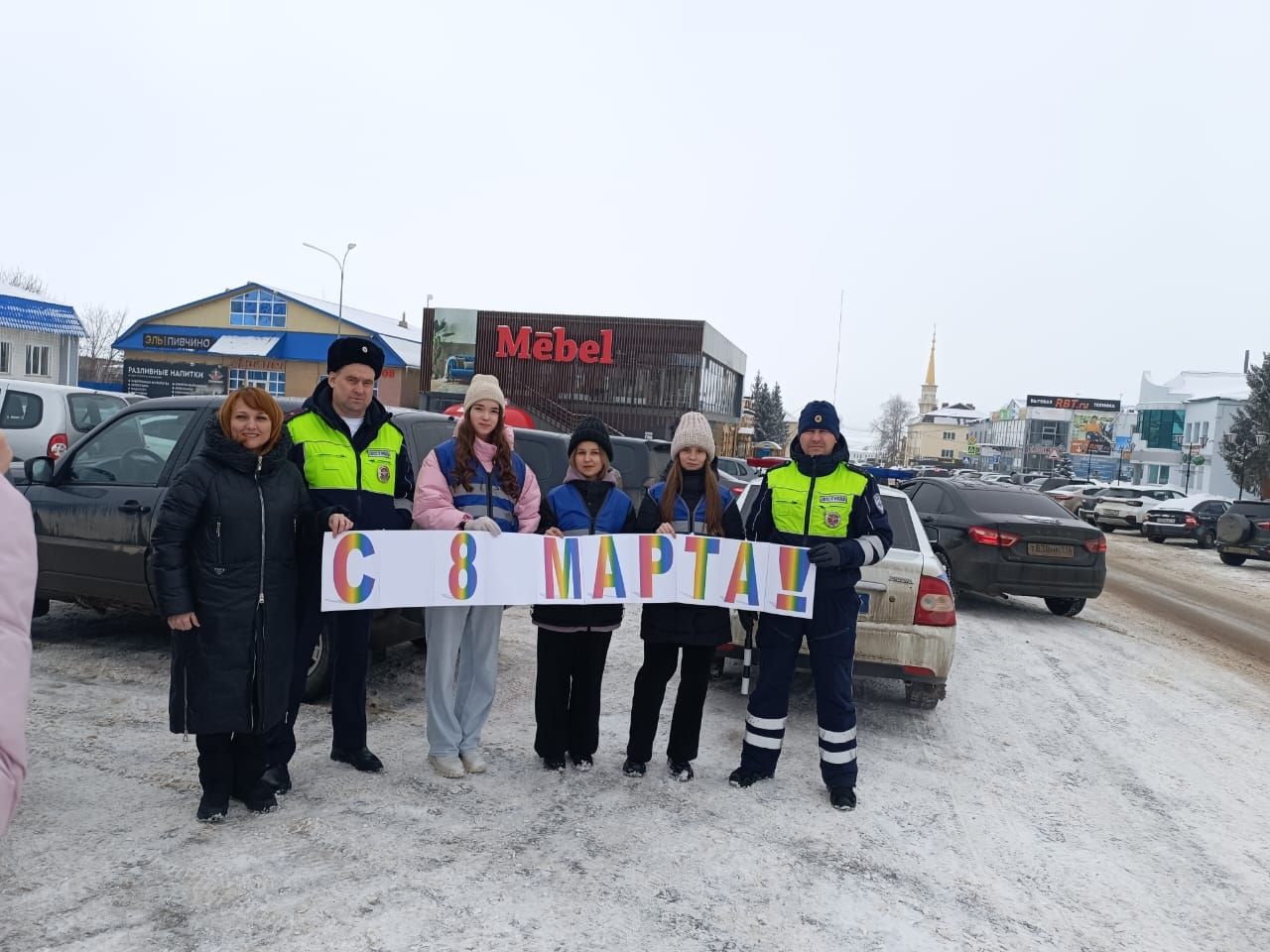 В Мензелинске сотрудники ГИБДД поздравили женщин-водителей с 8 Марта