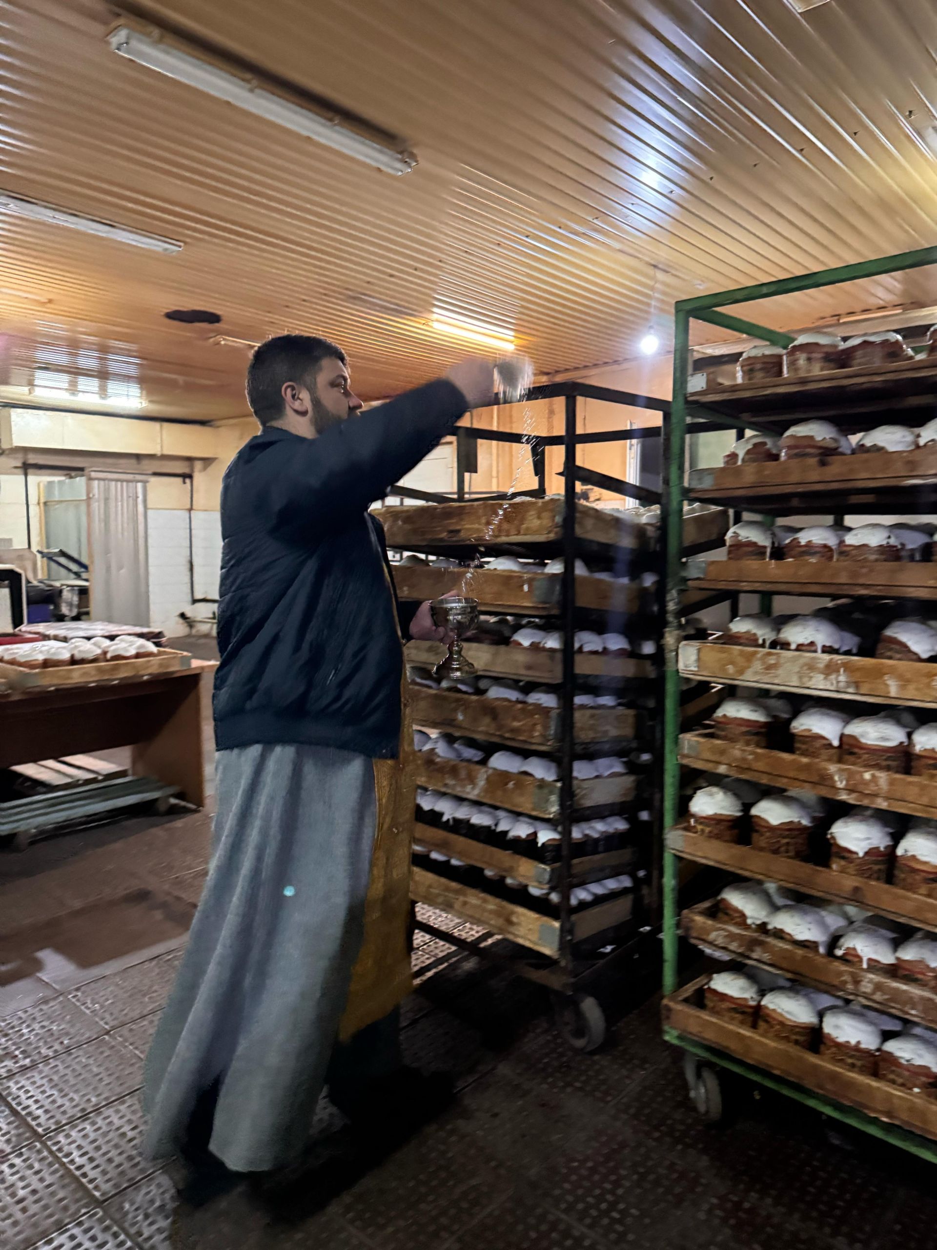 В Мензелинске освятили пасхальные куличи, испеченные на местном хлебозаводе