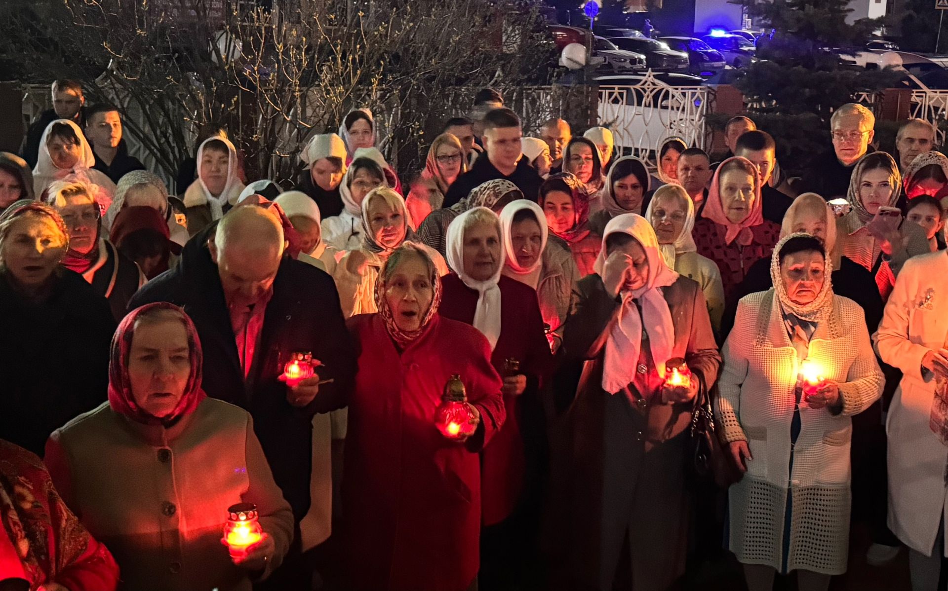 В светлую пасхальную ночь Никольский кафедральный собор наполнился молитвами и песнопениями