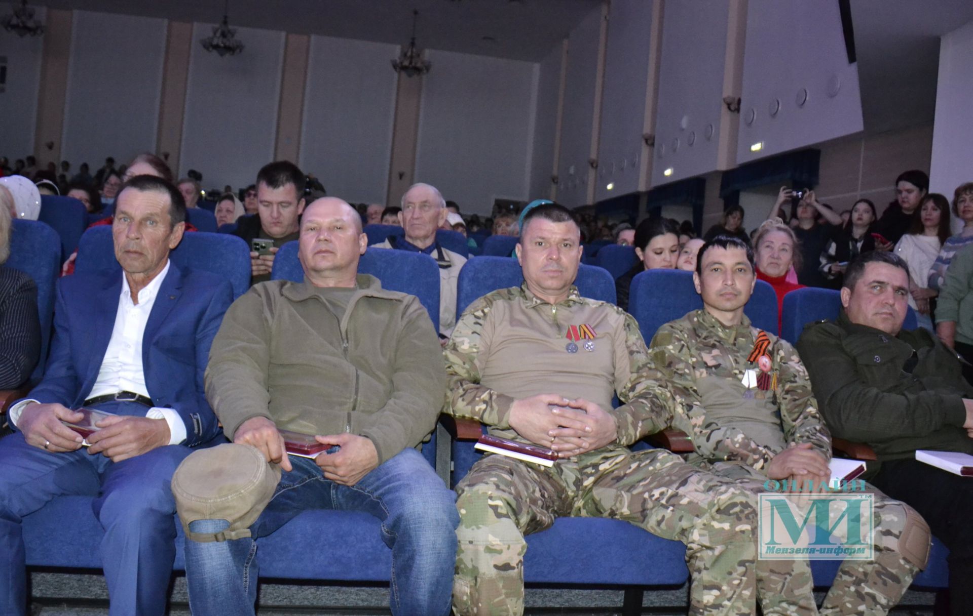В память о сыне и во славу живых: в Мензелинском районе вручили боевые награды героям СВО