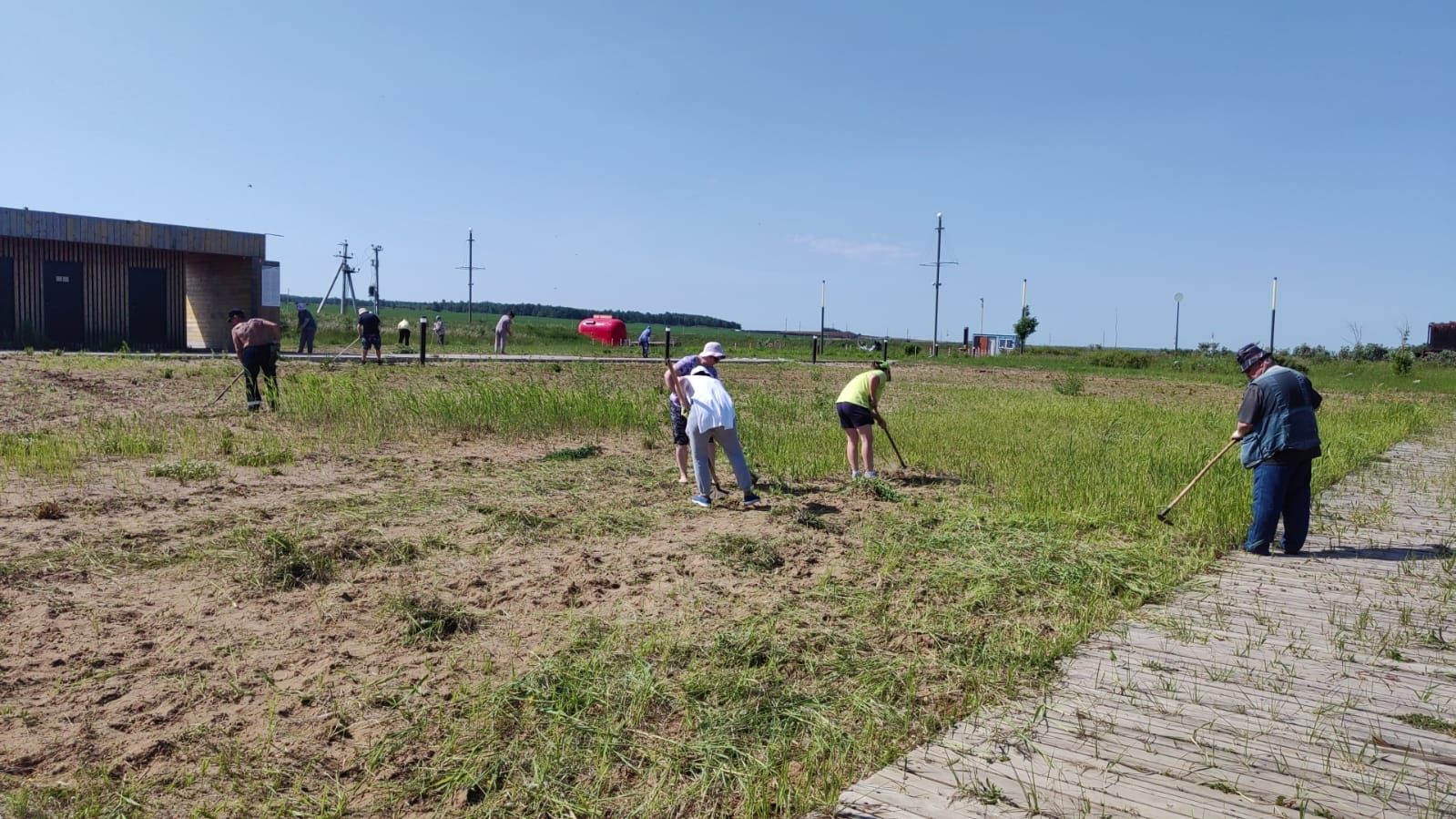 Сегодня на городском пляже Мензелинска очень оживленно