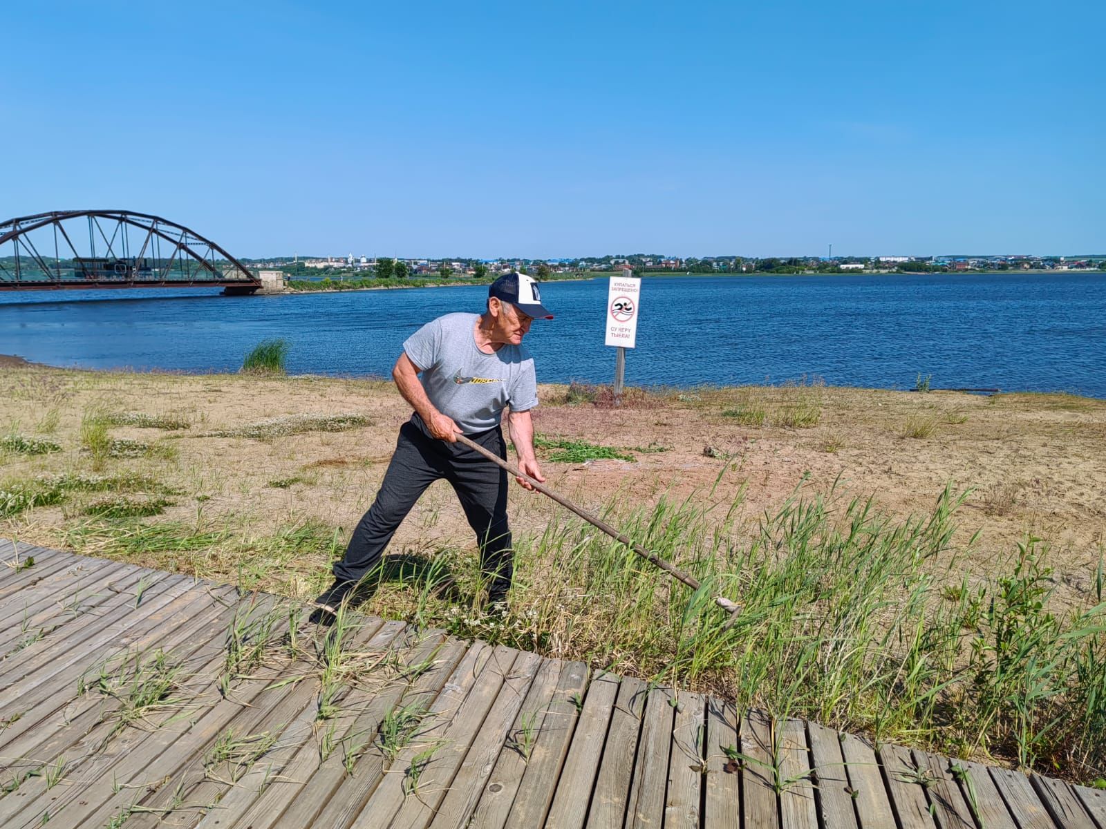 Сегодня на городском пляже Мензелинска очень оживленно