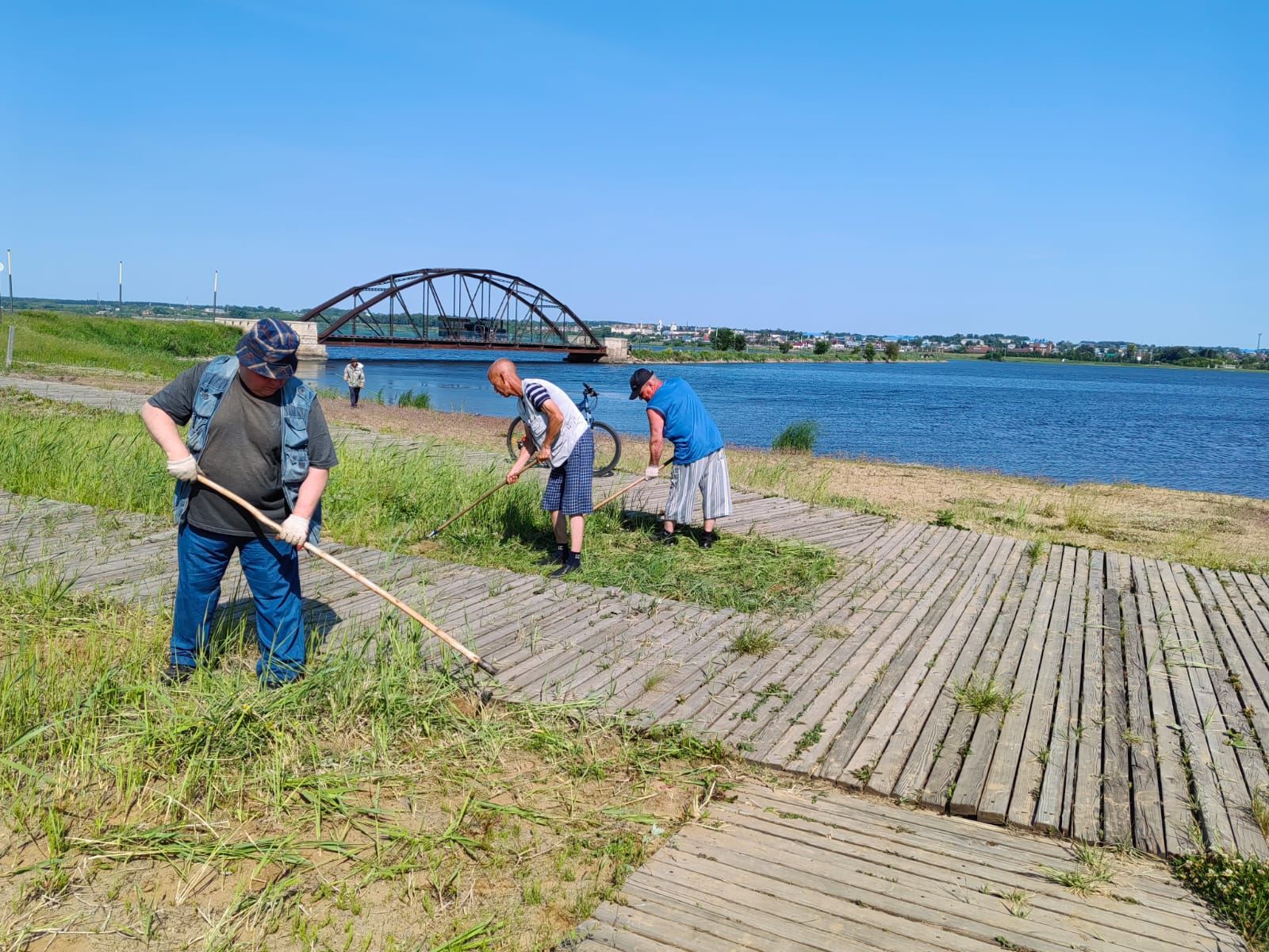Сегодня на городском пляже Мензелинска очень оживленно