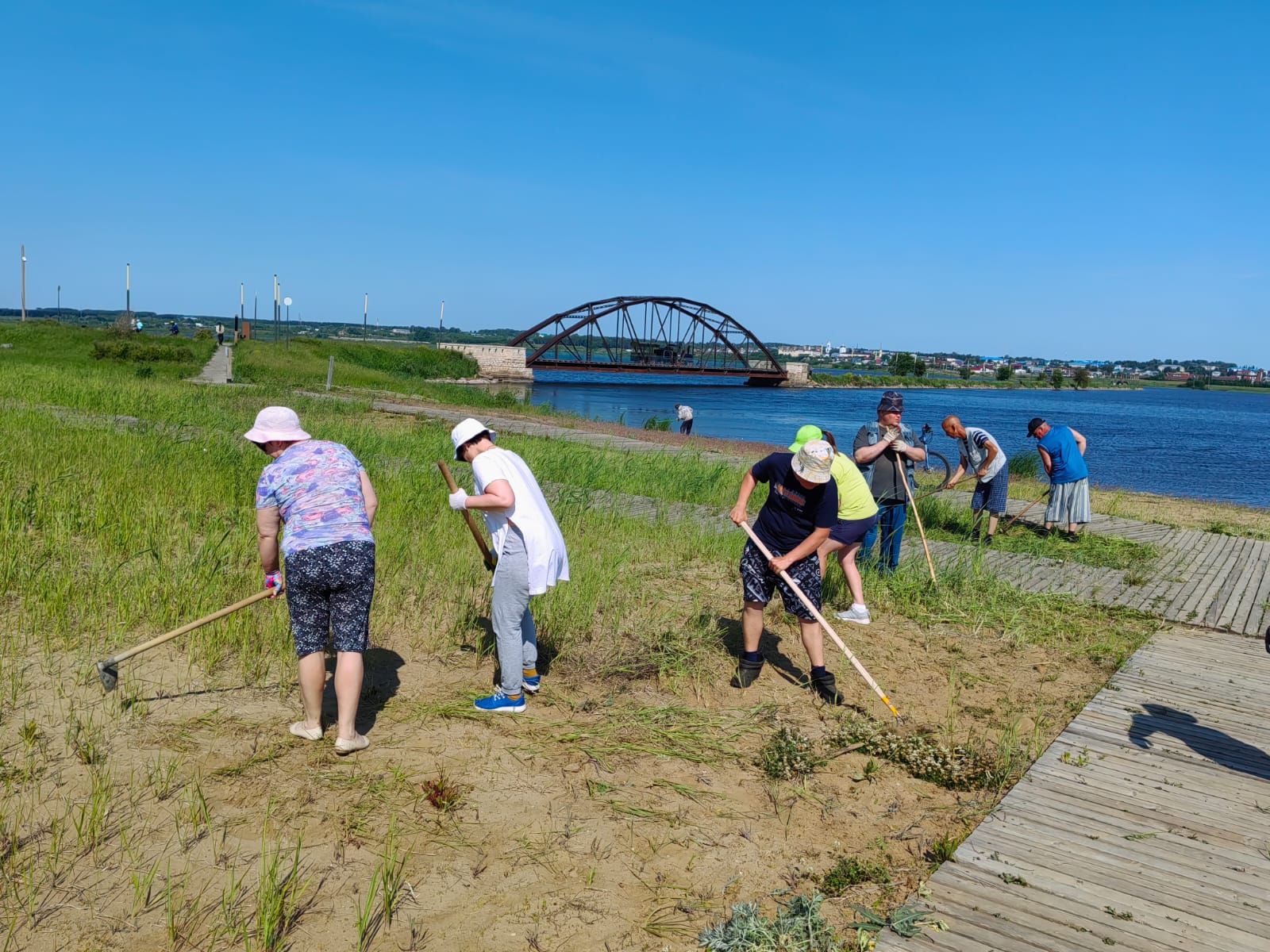 Сегодня на городском пляже Мензелинска очень оживленно