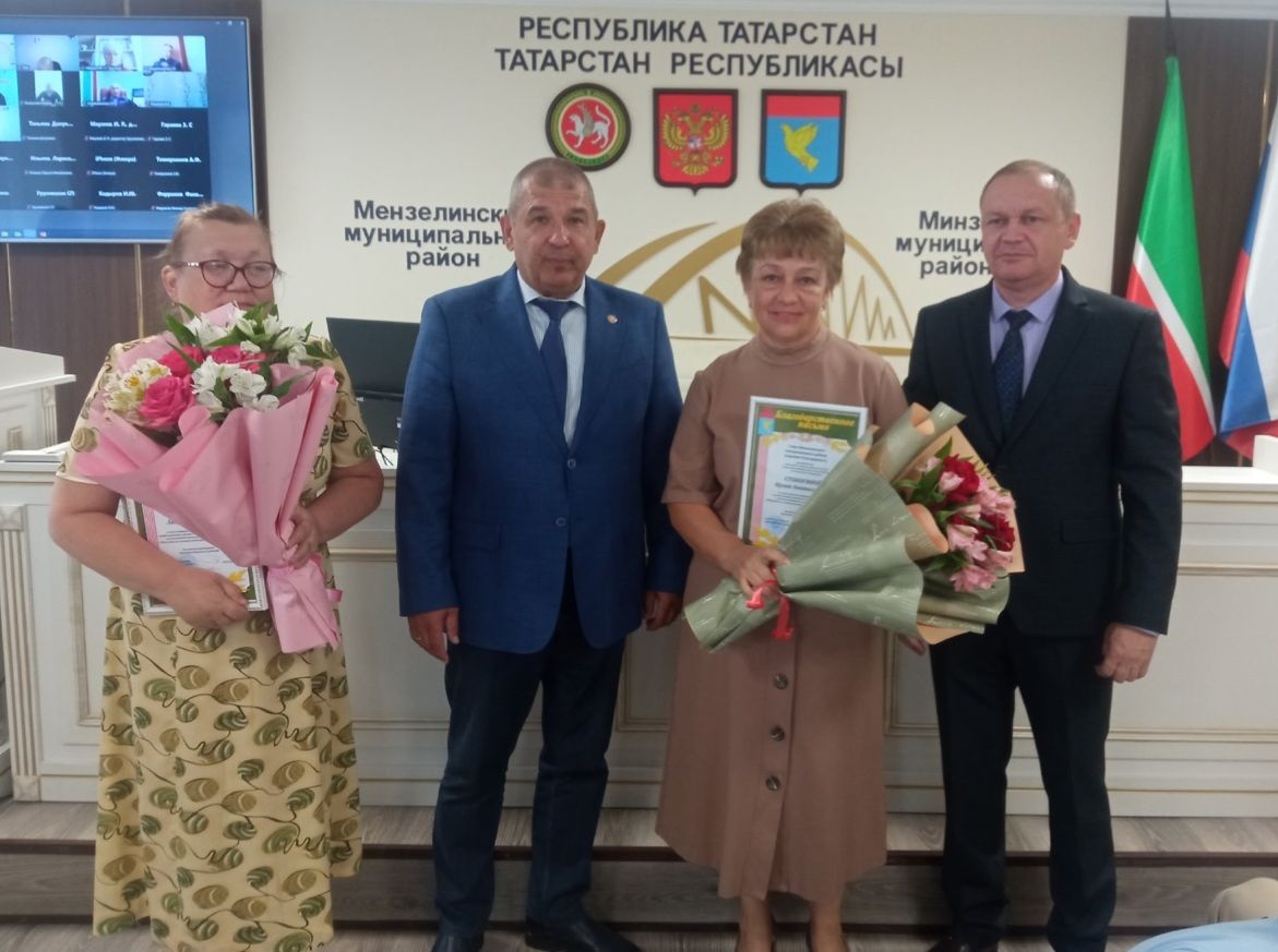 Ирине Стоногиной и Люции Муллагалиевой вручили благодарственные письма главы Мензелинского района