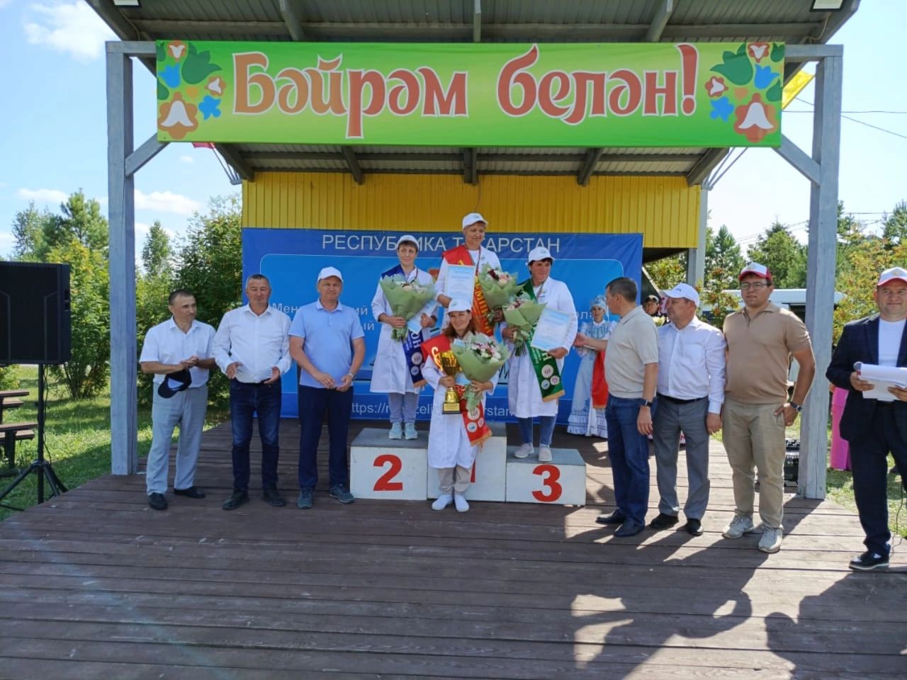 Марат Зяббаров наградил победителей конкурса, который прошел в хозяйстве «Заиковский»