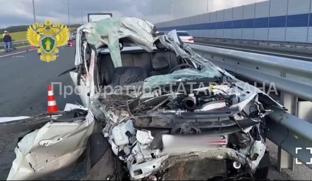 Трагедия на дороге: два человека погибли в аварии в Татарстане