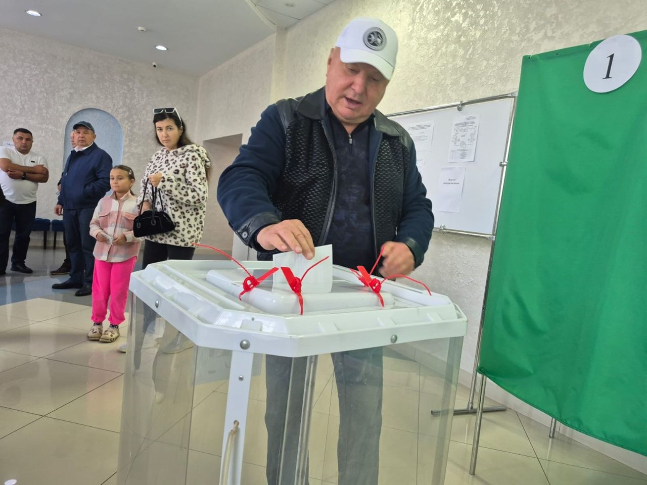 Депутат Госсовета Татарстана Азат Хамаев отдал свой голос на выборах на одном из избирательных участков в Мензелинске