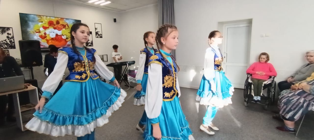 Юные мензелинцы согрели сердца пожилых людей