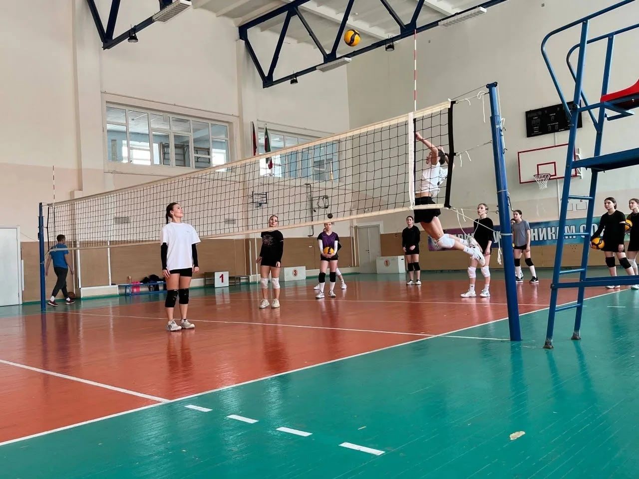 Волейболистки Мензелинска и Нижнекамска провели совместные тренировки