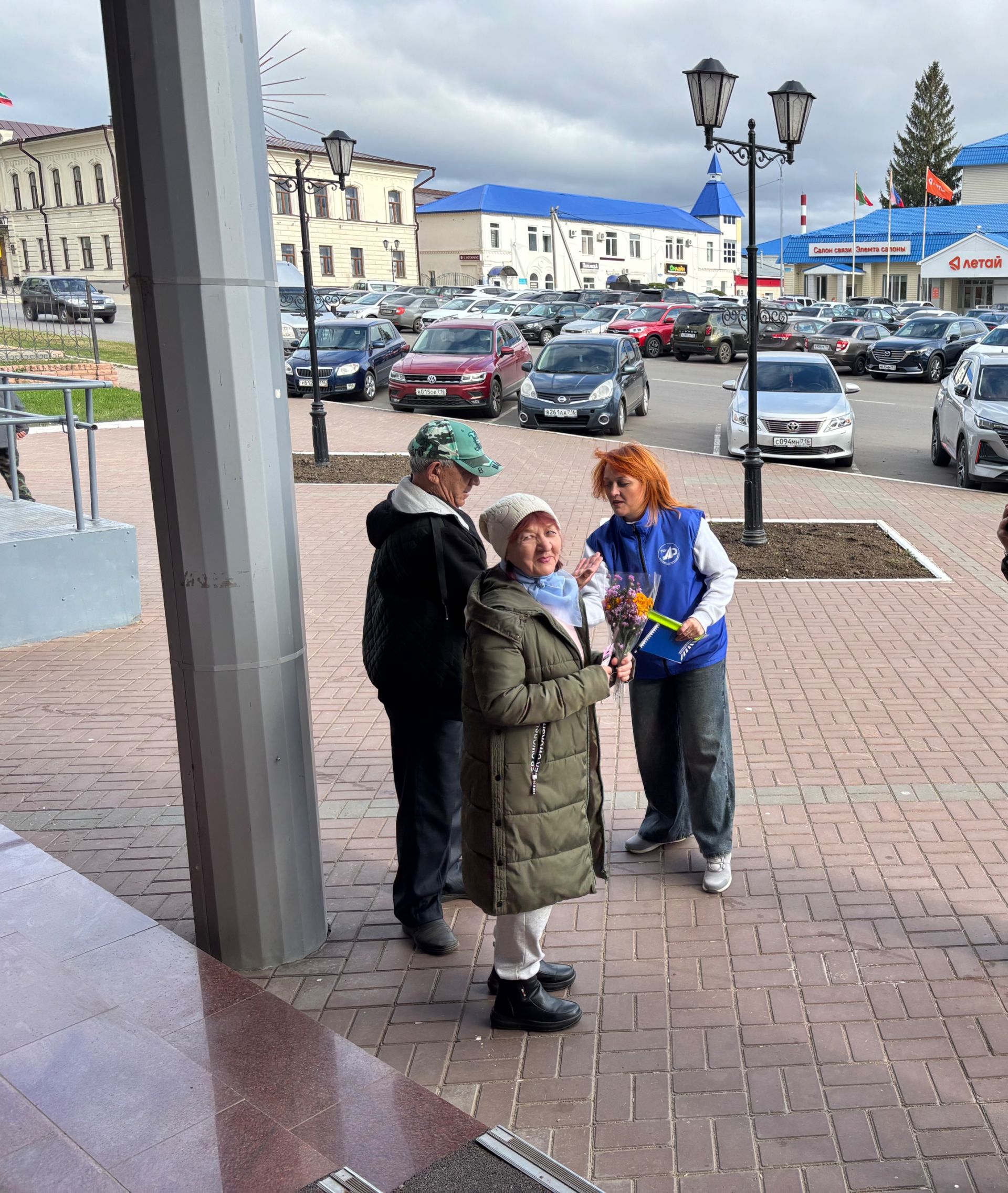 В Мензелинске поздравили старшее поколение и провели акцию по безопасности