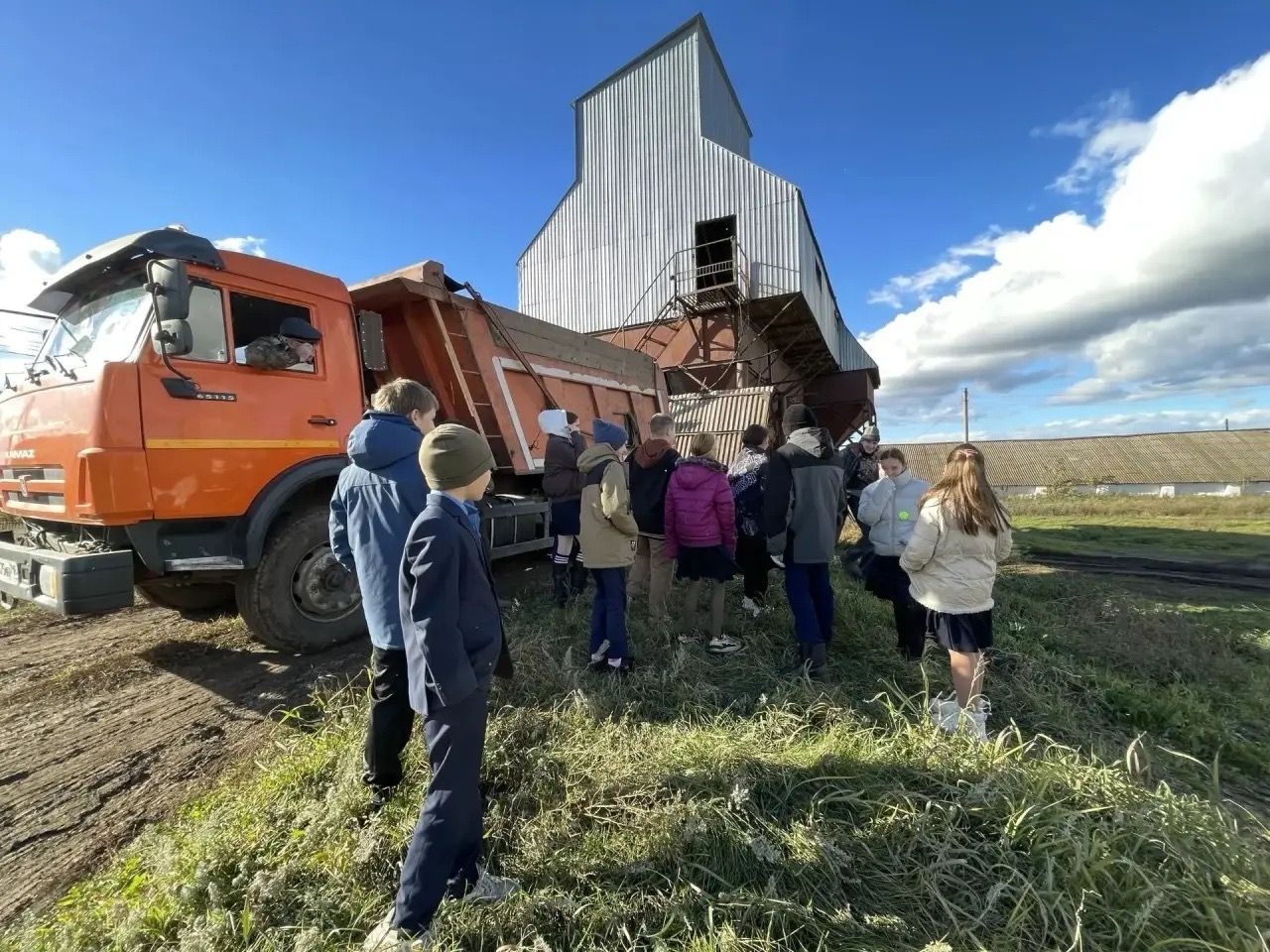 В «Калмурзино» школьникам показали работу аграриев