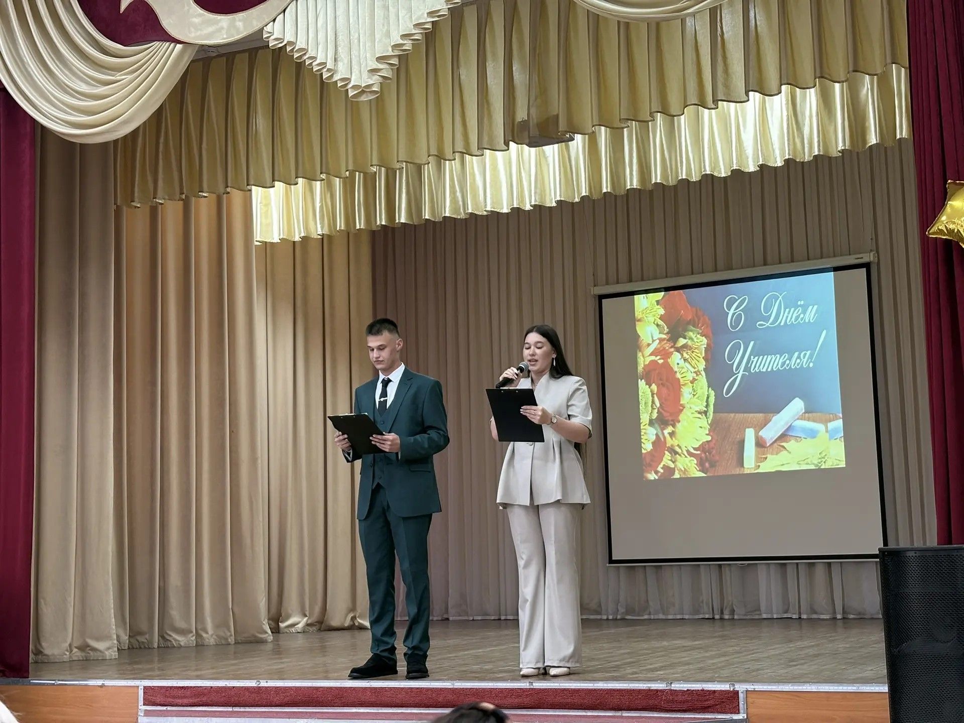 Студенты Мензелинского колледжа поздравили педагогов с Днём учителя