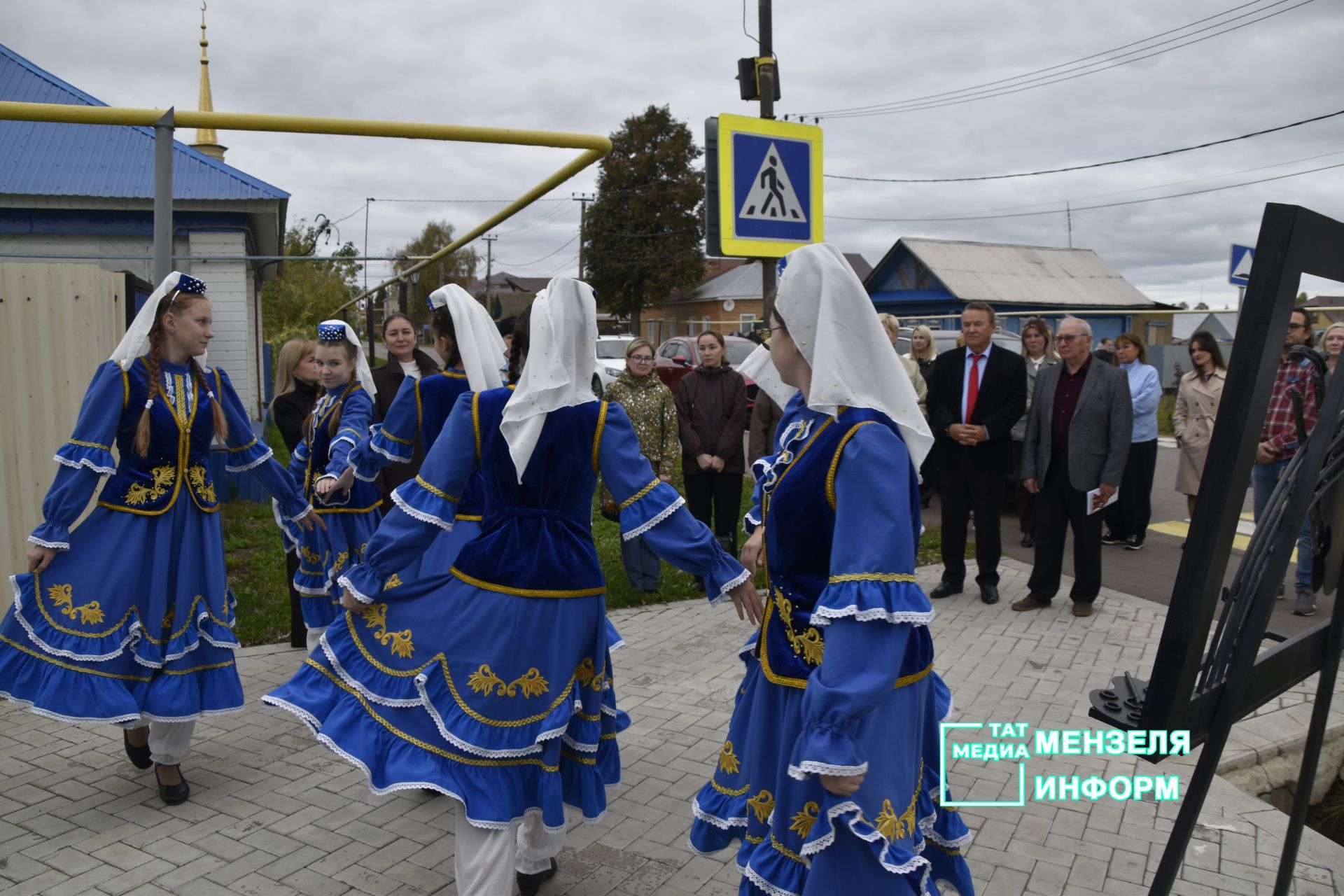 В Мензелинске открылась выставка скульптур «Национальные герои народов мира»