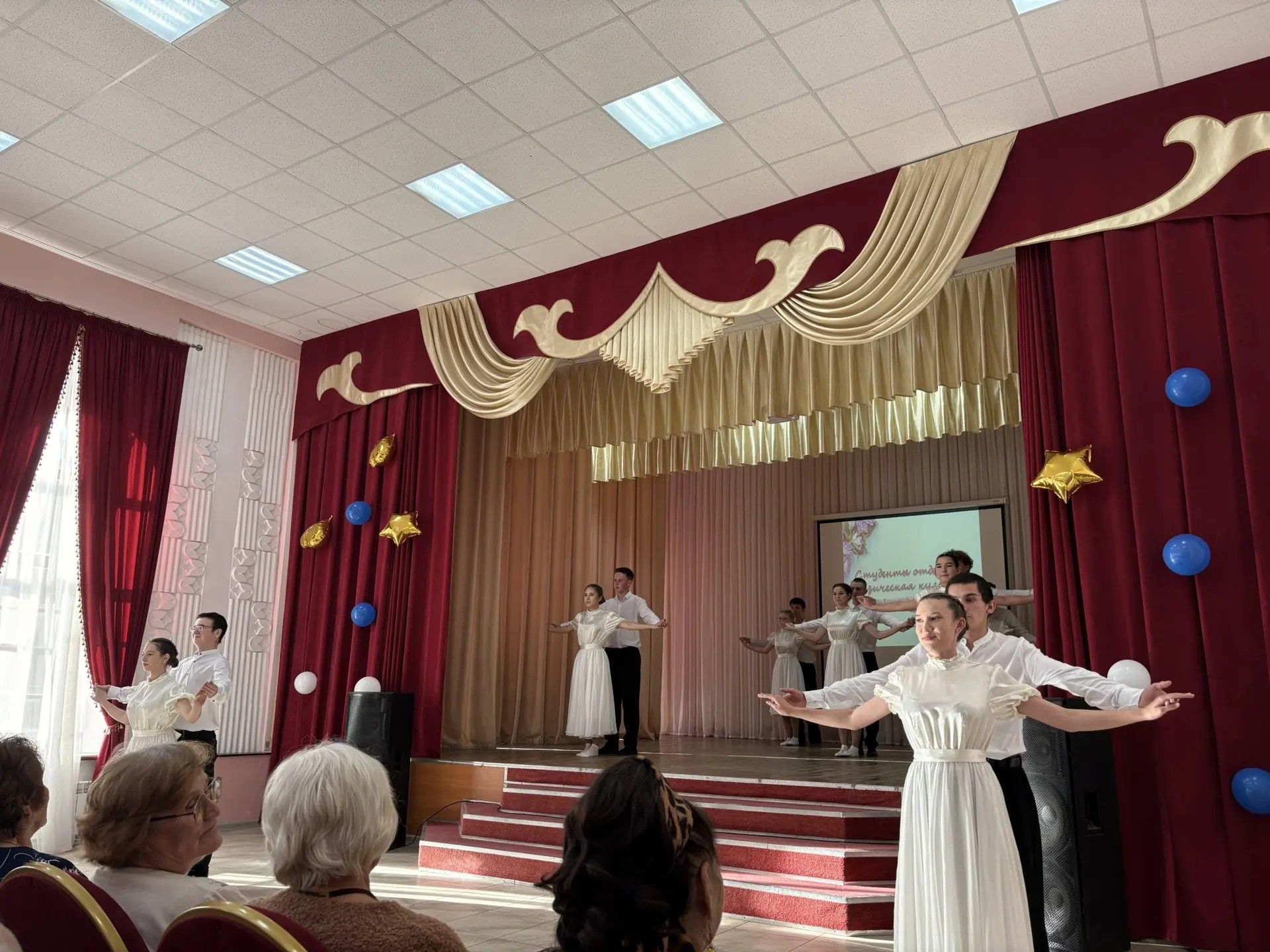 Студенты Мензелинского колледжа поздравили педагогов с Днём учителя