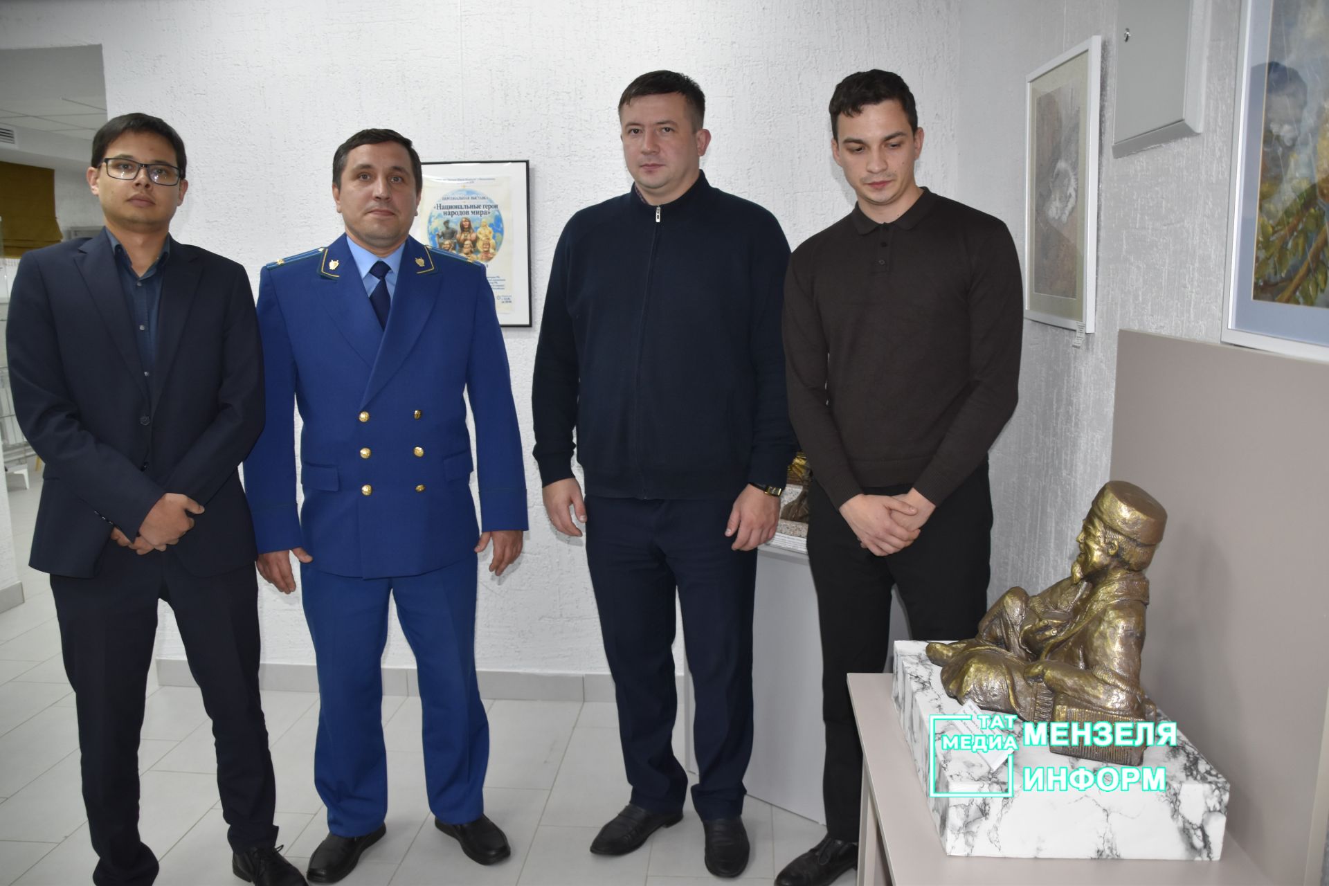 В Мензелинске открылась выставка скульптур «Национальные герои народов мира»