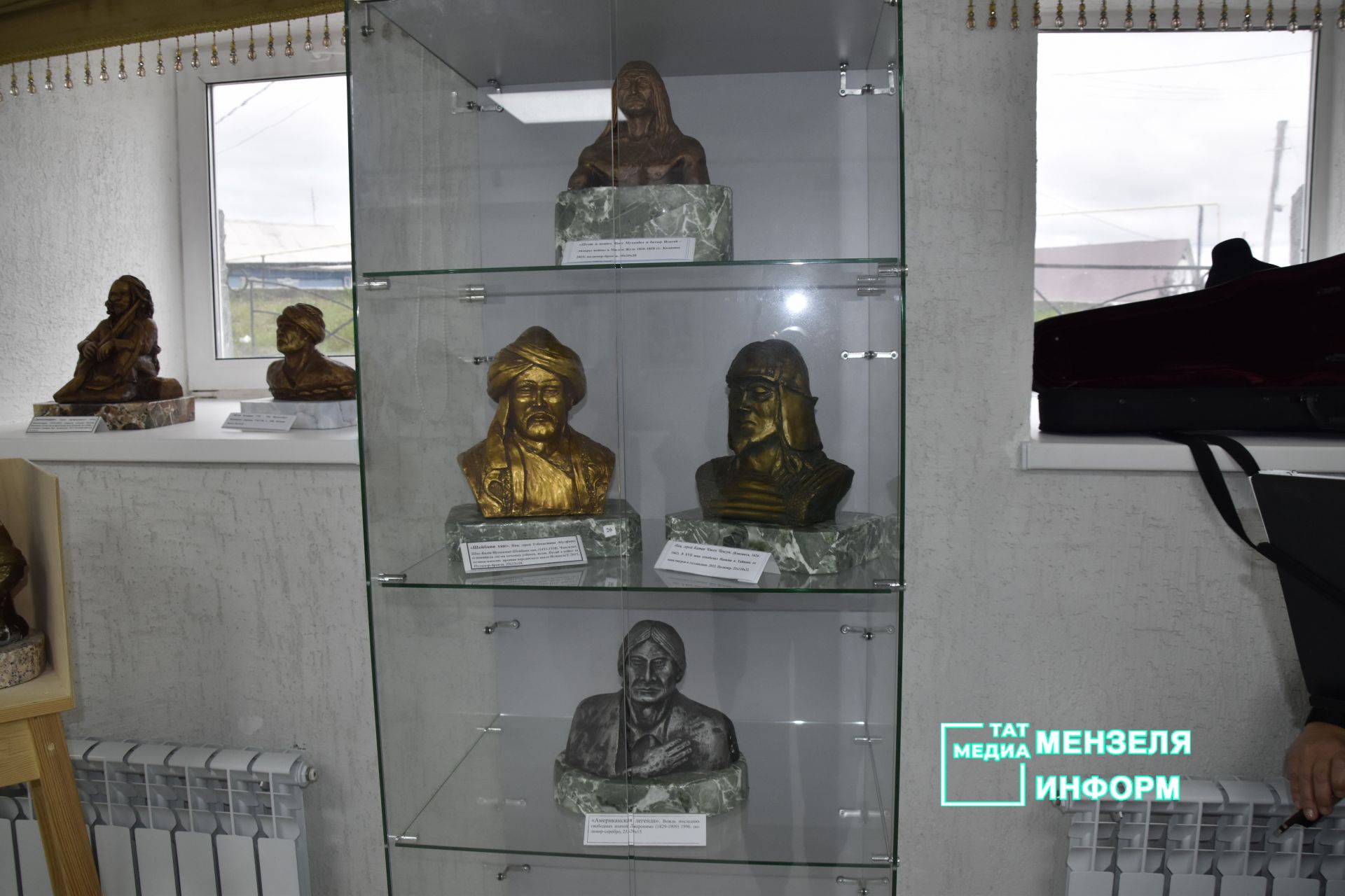 В Мензелинске открылась выставка скульптур «Национальные герои народов мира»
