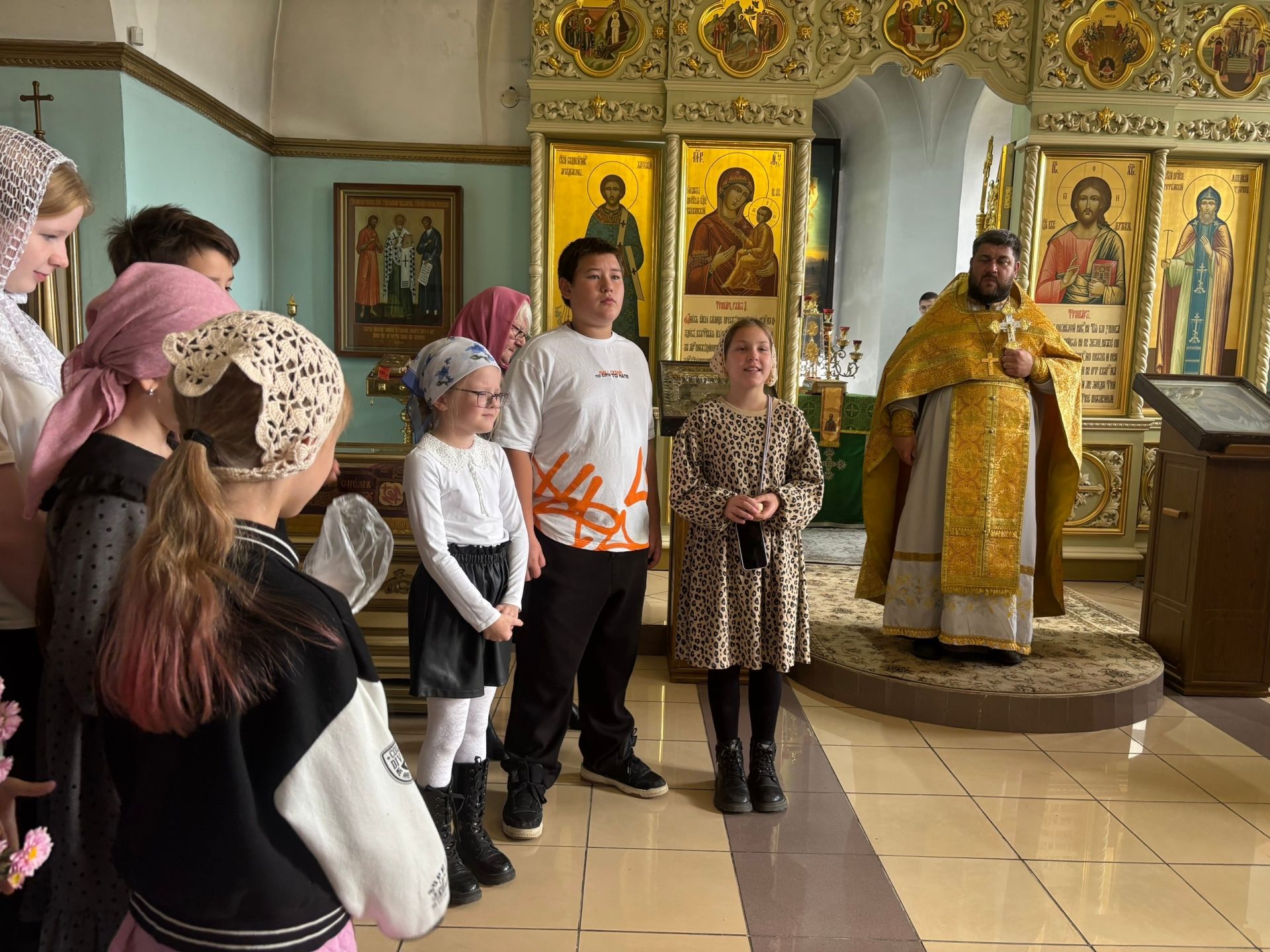 В  Никольском соборе Мензелинска дети поздравили отцов с праздником