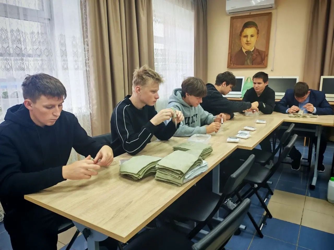 Мензелинские студенты  изготовили 249 наборов «Сухой душ»