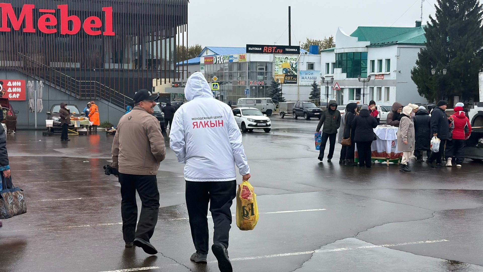 Волонтёры Мензелинска проявили заботу о старшем поколении