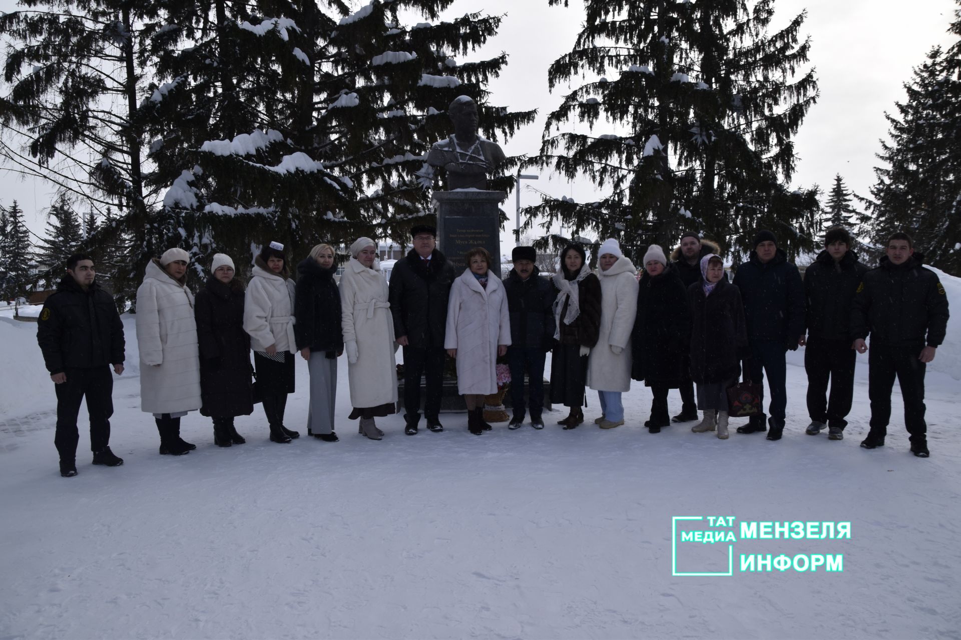 Памятный визит в Мензелинске: возложение цветов к бюсту героя