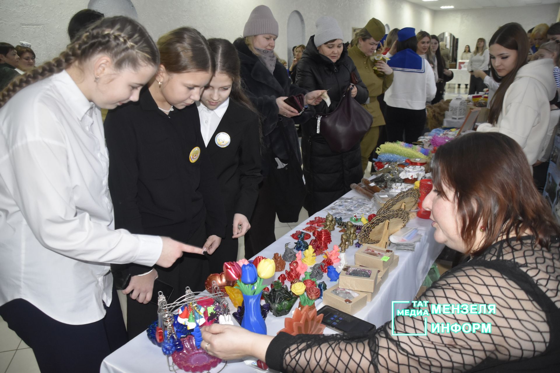 Единство и забота: в Мензелинске проходит ярмарка в поддержку бойцов СВО