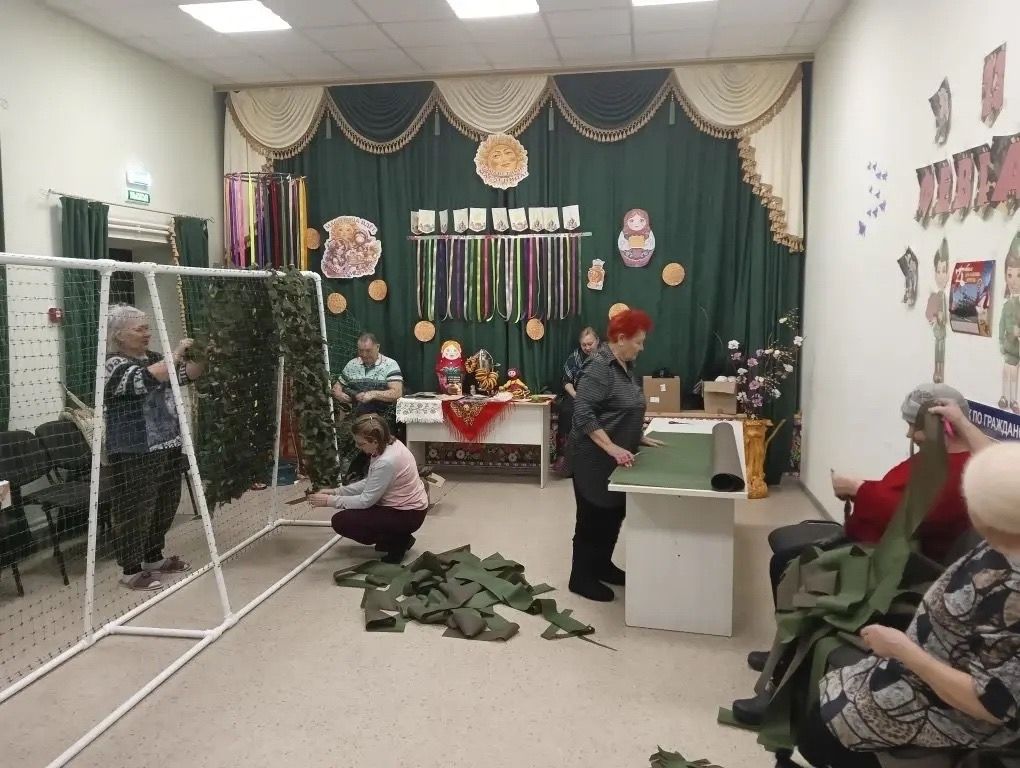 В Старомазинском МФЦ плетут сети для бойцов СВО