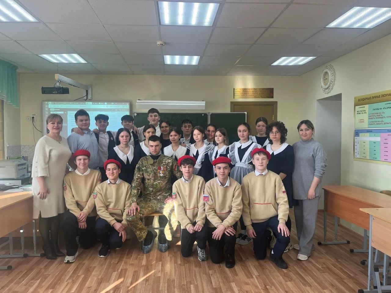 Урок мужества: участник СВО встретился с мензелинскими гимназистами