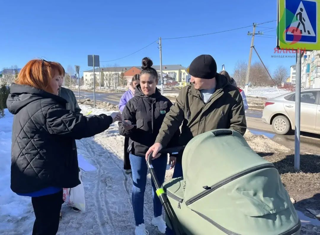 Волонтёры Мензелинска проводят акцию «Засветись!»