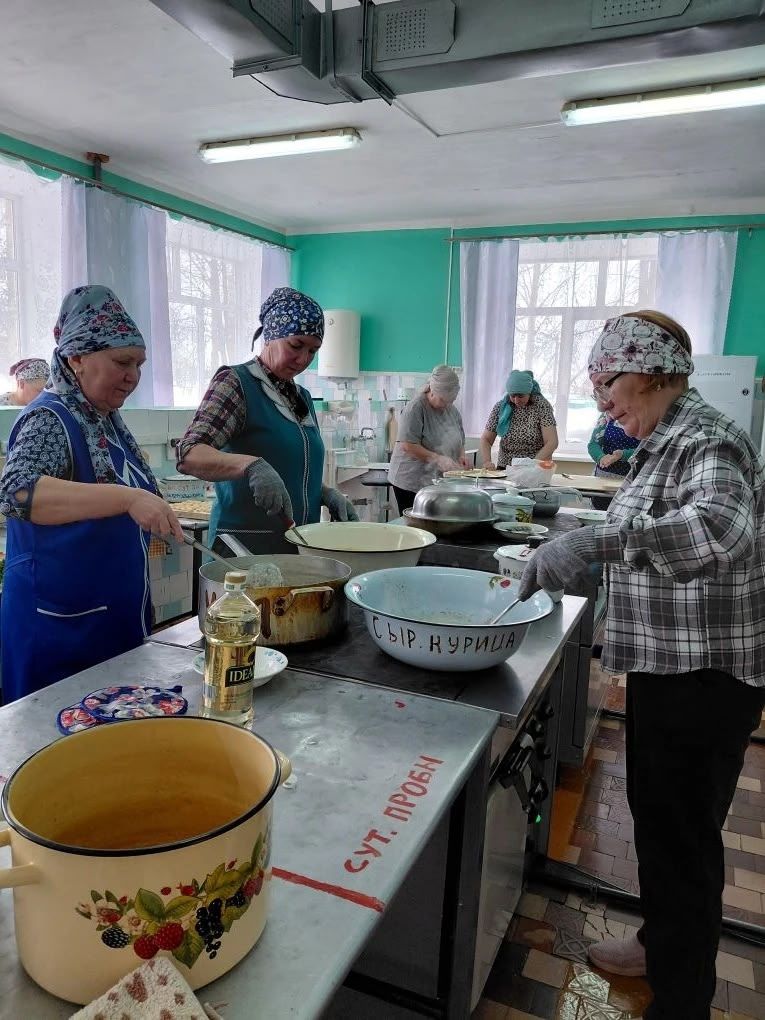 Аюская школа приготовила чак-чак для бойцов СВО