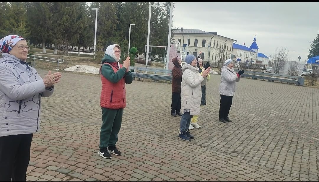 Студенты Мензелинского медицинского училища провели занятие для людей серебряного возраста