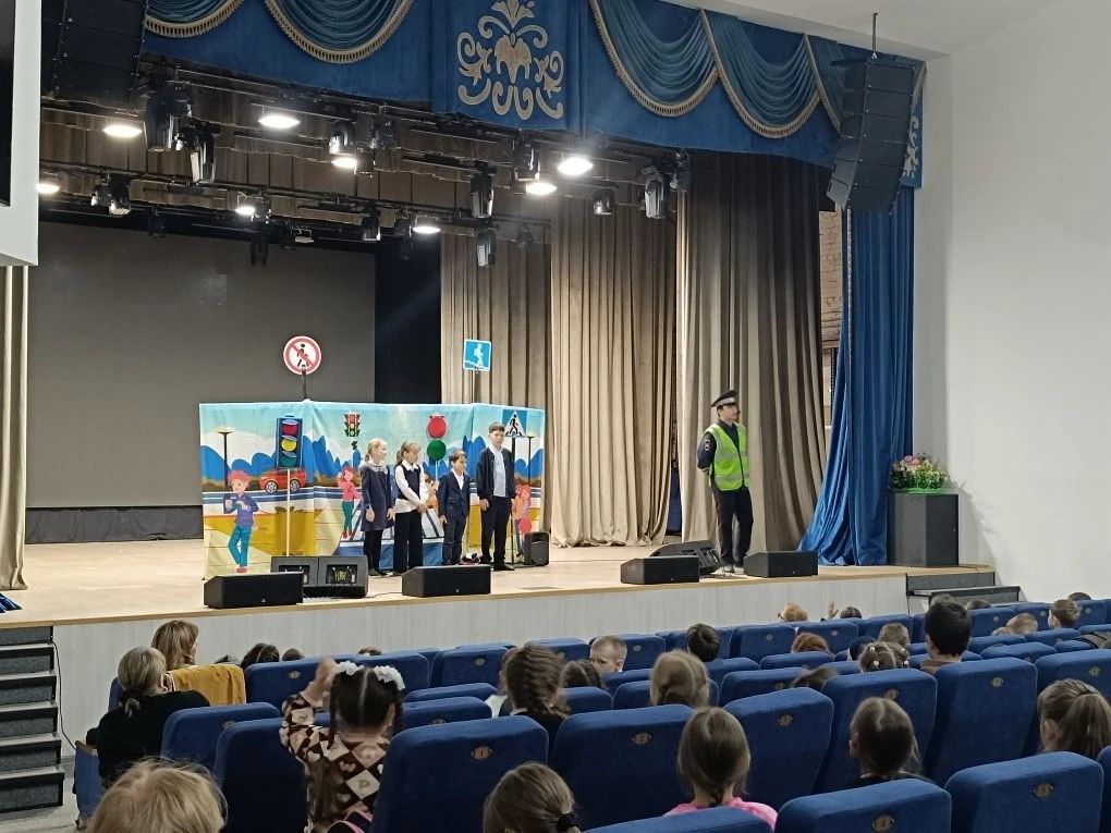 В Мензелинске школьникам показали спектакль по безопасности дорожного движения