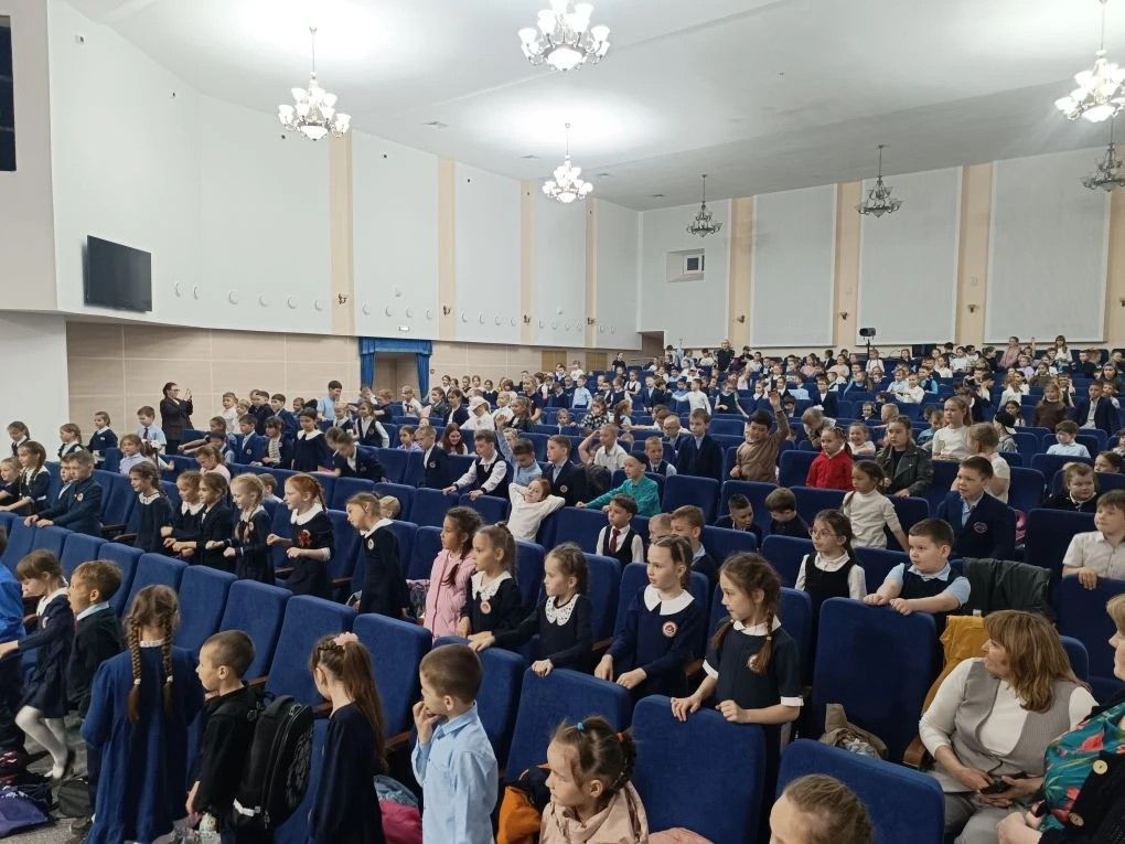 В Мензелинске школьникам показали спектакль по безопасности дорожного движения