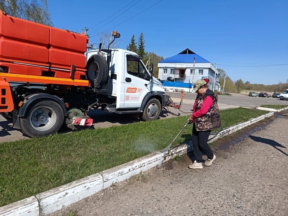 Сотрудники ООО «Чистый город» наводят порядок