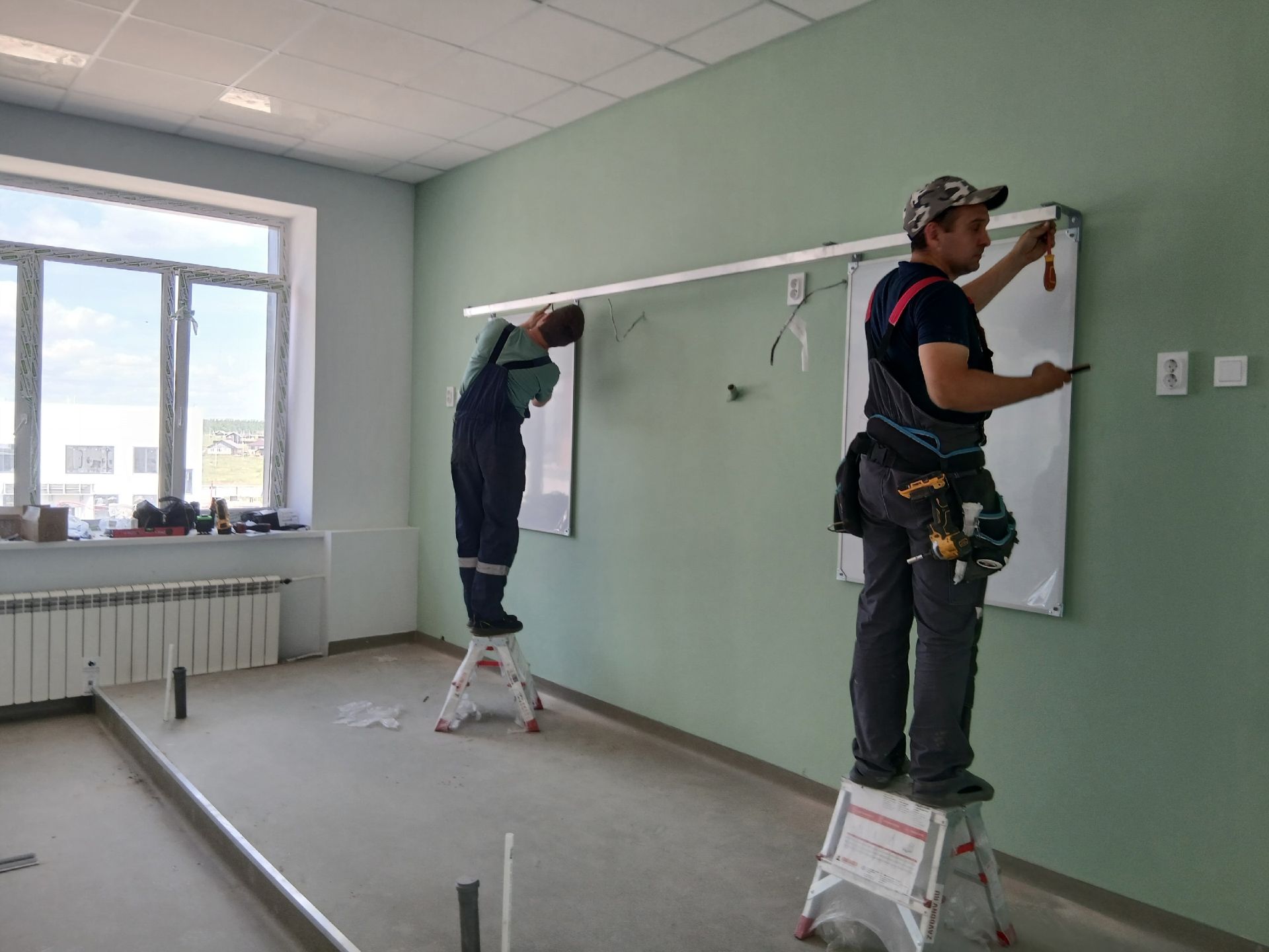 Строители завершают внутреннюю отделку новой школы в микрорайоне Садак