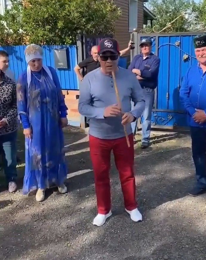 Рөстәм Маликов Минзәлә районының Аю авылында курайда уйнап йөрде