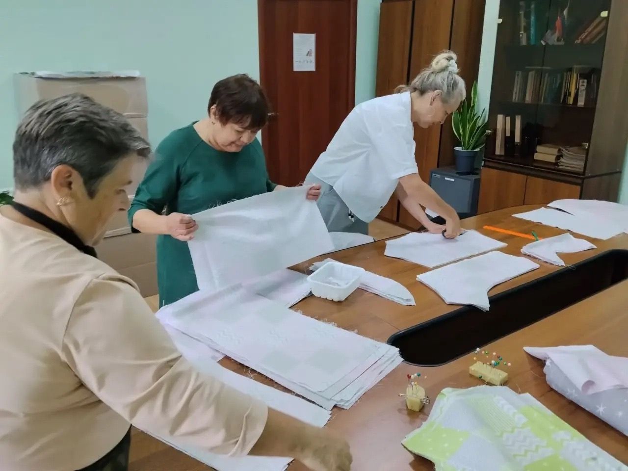 Тепло из дома: как мензелинские пенсионеры помогают бойцам СВО