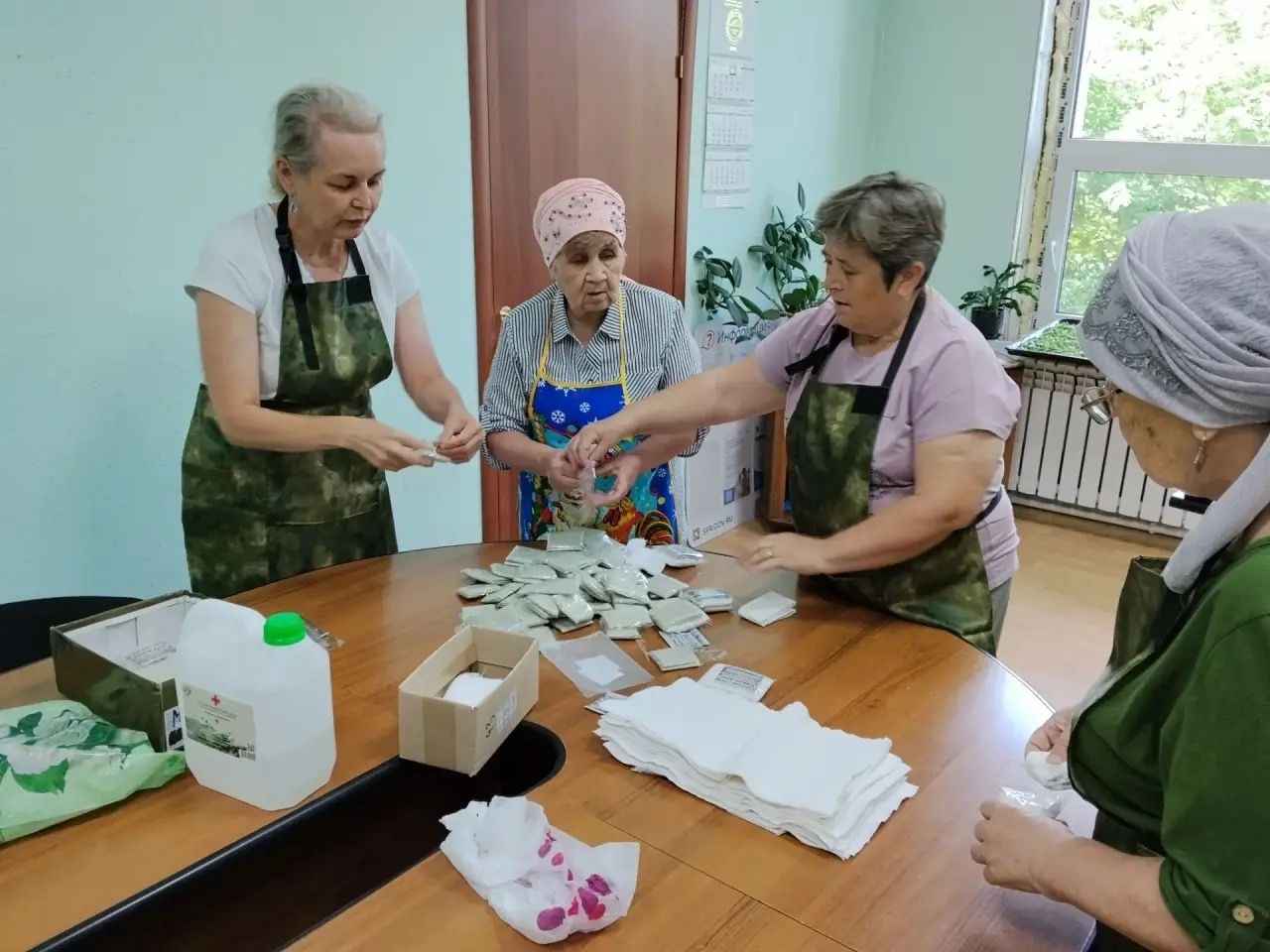 Тепло из дома: как мензелинские пенсионеры помогают бойцам СВО