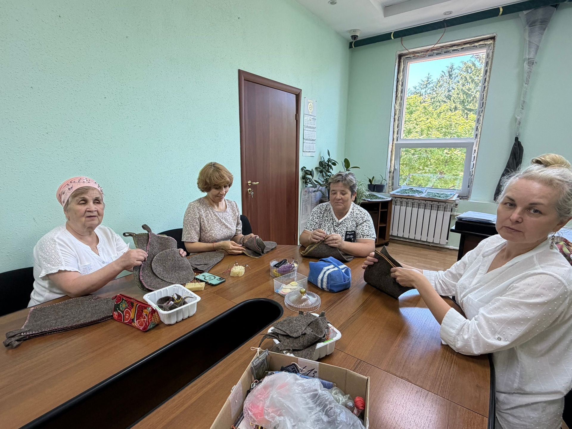 Тепло из дома: как мензелинские пенсионеры помогают бойцам СВО