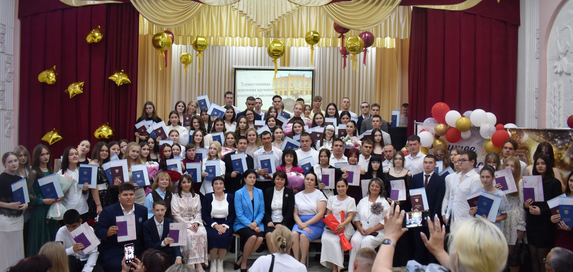 90 студентов и 17 школьников получили дипломы и аттестаты в Мензелинском педагогическом колледже