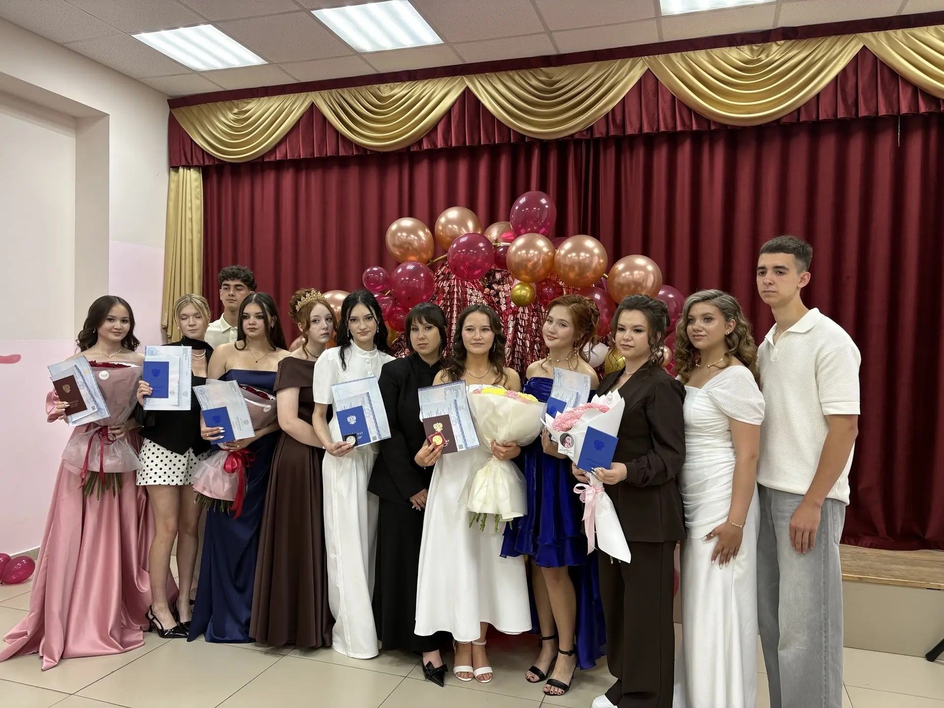 Четыре выпускника СОШ № 2 Мензелинска получили медали