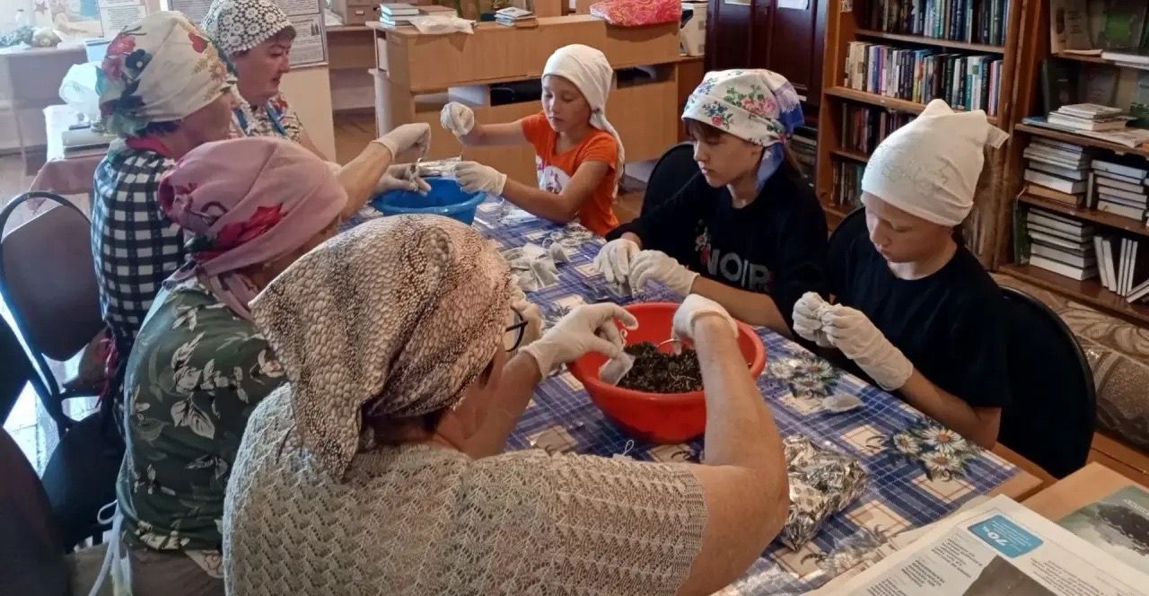 Жители села Старый Иркеняш собрали душистые травы для бойцов
