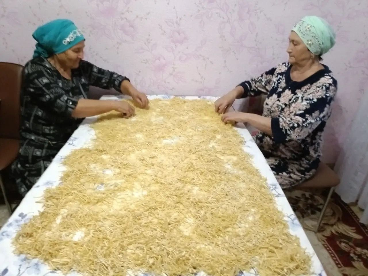 Жители Мензелинского района готовят домашнюю лапшу для бойцов СВО