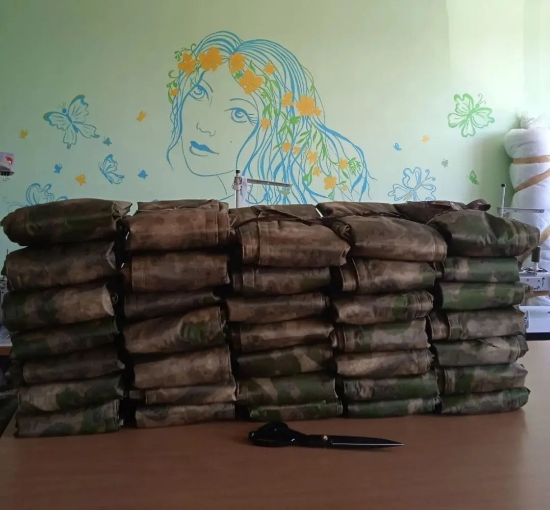 В Мензелинске волонтеры изготовили 35 антитепловизорных пончо для бойцов