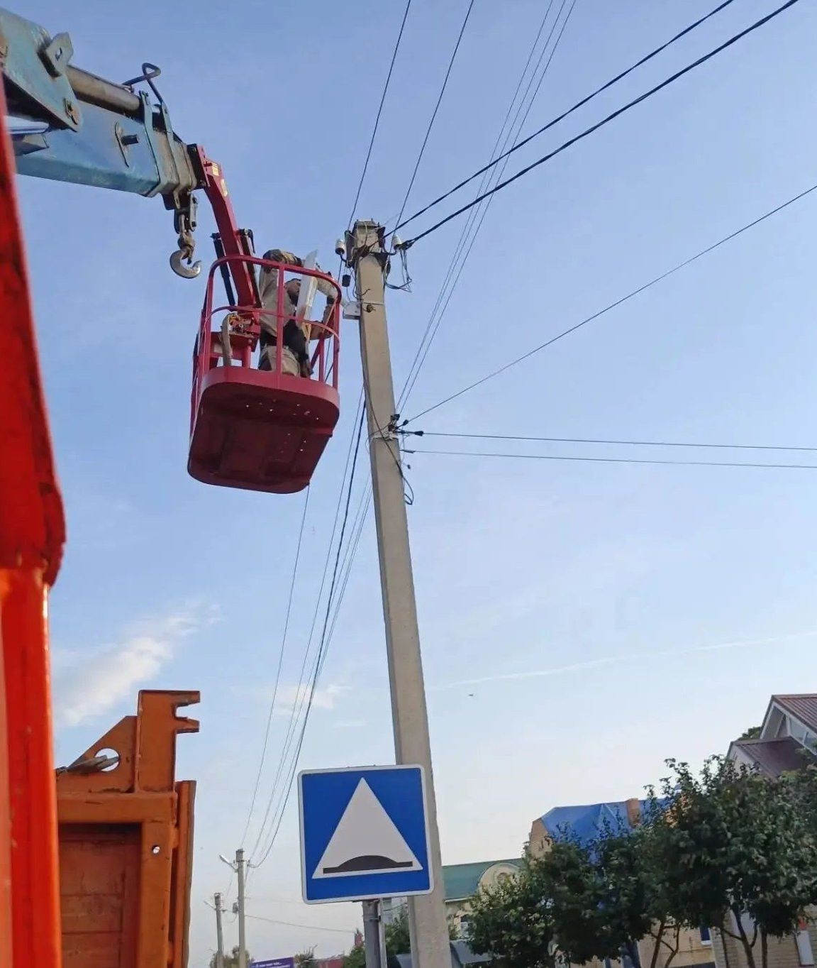 На улицах Мензелинска продолжается замена перегоревших ламп